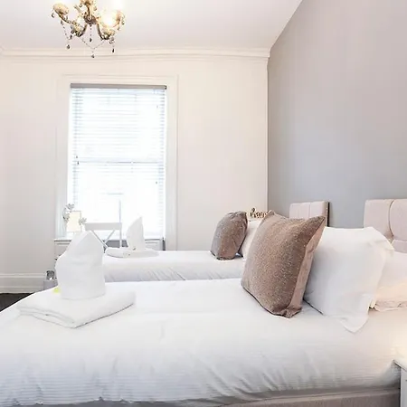 Apartment 2 2 Melrose Yard *
